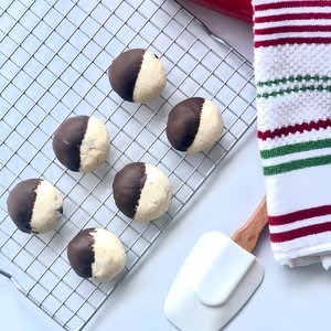 12 CHOCOLATE CHIP SHORTBREAD