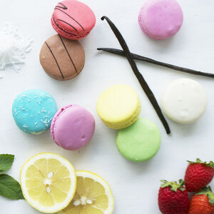 6 assorted macarons