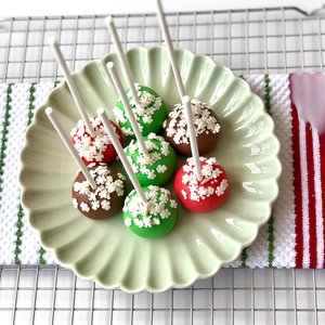 CHRISTMAS CAKE POPS