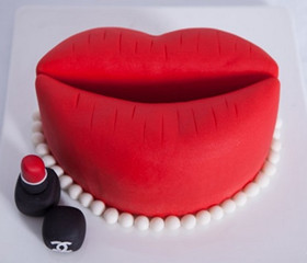 Red lip cake